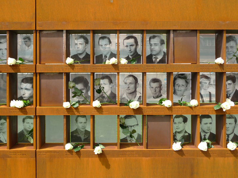Ved Mindevinduerne finder man de 136 dødsofre, der forgæves forsøgte at flygte, eller blev skudt ved vådeskud af grænsesoldater. 