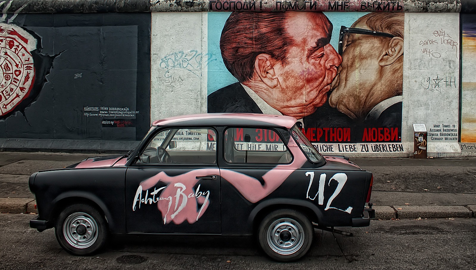 East Side Gallery i Berlin er det 1,3 kilometer lange billedforløb, der blev malet i 1990 og fredet i årene efter. De seneste år har det gennemgået i restaureringsproces