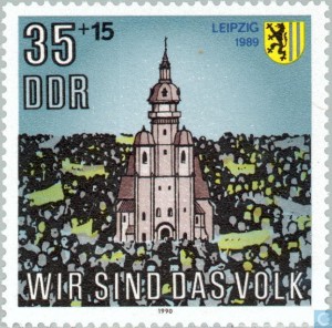 Nikolai-kirken i Leipzig blev i 1989 centrum for DDR-borgernes oprør. Herfra opstod de første demonstrationer, efter de ugentlige fredsgudstjenester. "Vi er folket" blev det samlende budskab, som hørtes foran kirken.