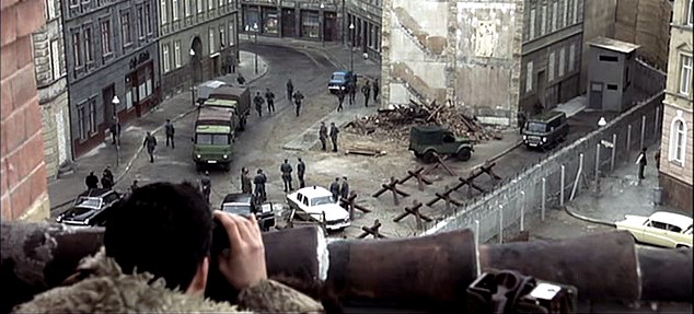 I filmen Der Tunnel fra 2001 skildres nogle af de vovefulde tunnelgravere, der især kort efter murens opførsel gravede op mod 145 meter lange tunneller.