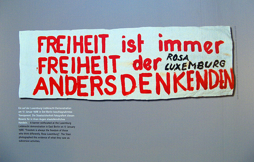 Vera Lengsfelds banner til den kommunistiske mindedemonstration for Rosa Luxemburg i januar 1988 var et citat skrevet af Luxemburg. Lengsfeld kom i Stasi-fængsel og blev sendt ud af landet. Som DDR gjorde med med en del af de mere besværlige borgere.